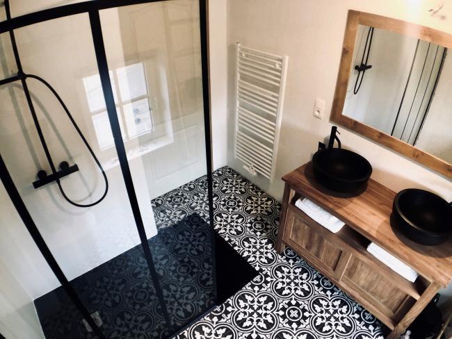 La Madeleine Flavie Noir 20X20